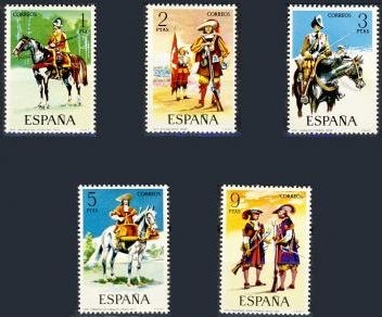 España 1974 2167/71 Sellos * Serie Uniformes Militares c/charnela Timbre Espagne