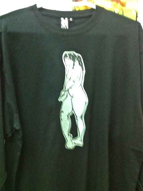 Camiseta negra mujer posando T/M