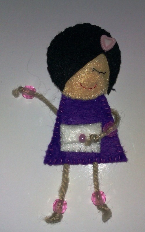 Niña con vestido morado