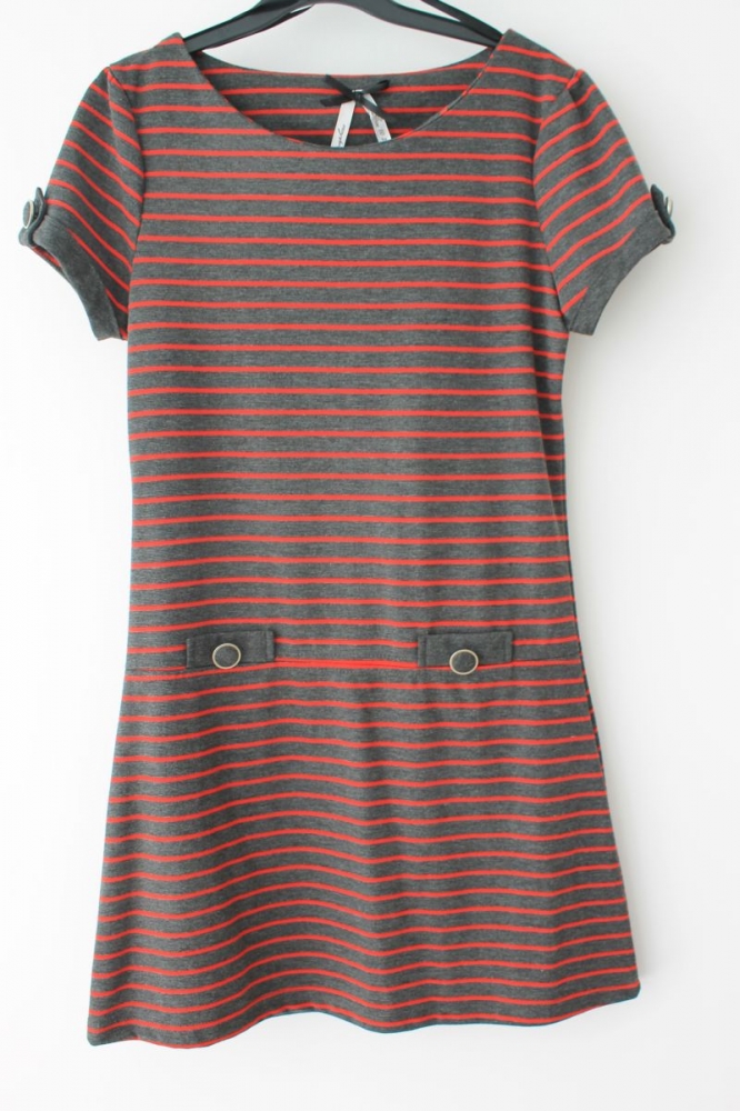 Vestido gris y rojo
