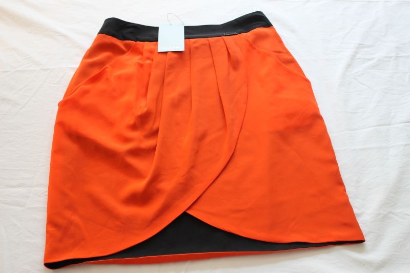 Falda negra y naranja