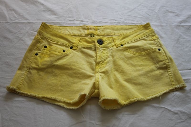 Pantalón corto amarillo