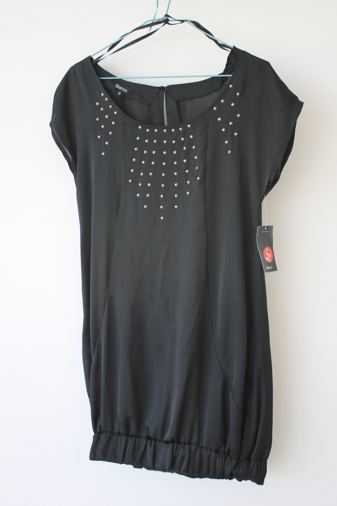 Vestido negro con tachuelas