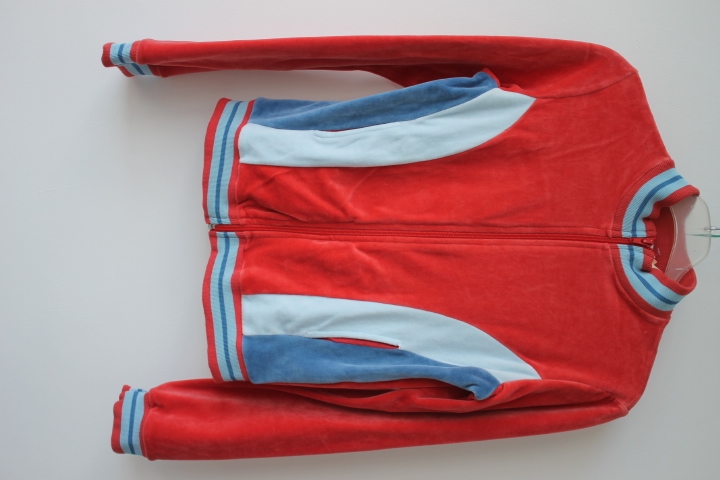Sudadera azúl y roja