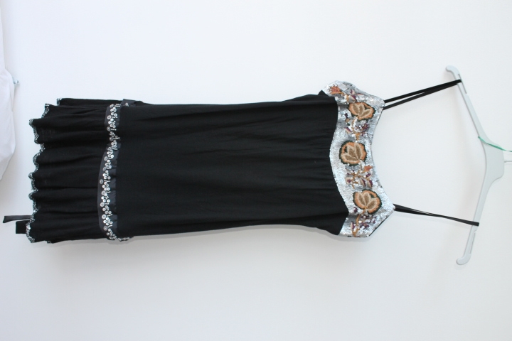 Vestido negro con pedrería