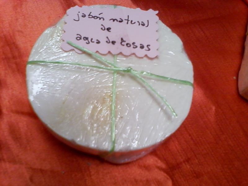 jabon natural  de agua viva de rosas